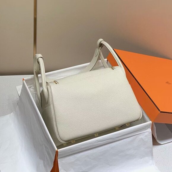 Classic Hermes Bag: A Stylish and Versatile Choice for Elegance - Picture 3 of 6